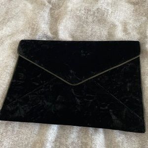 Clutch in black velvet